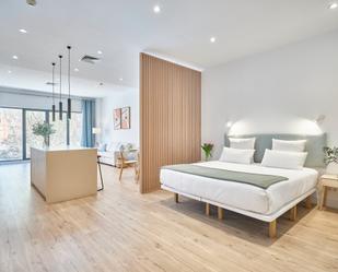 Dormitori de Apartament de lloguer en  Madrid Capital amb Aire condicionat, Parquet i Moblat