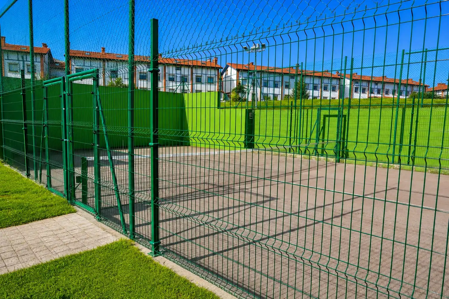 Außenansicht von Einfamilien-Reihenhaus zum Verkauf in Castro-Urdiales mit Heizung, Privatgarten und Parkett