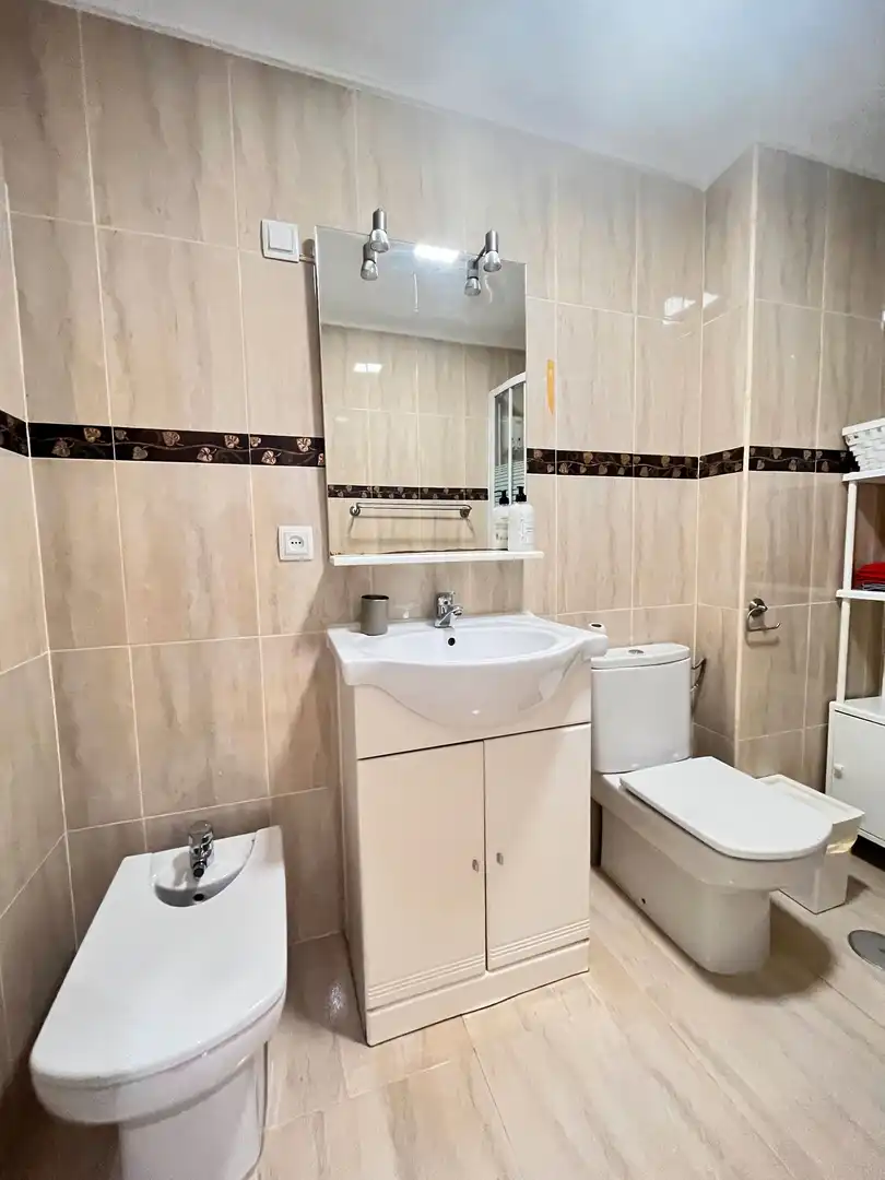 Baño de Piso de alquiler en Madrid con Aire acondicionado, Terraza y Amueblado