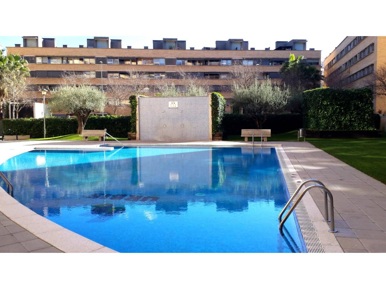 Piscina de Pis de lloguer en Girona Capital amb Calefacció