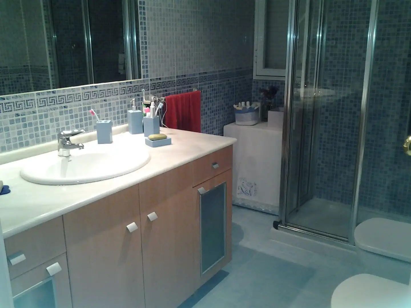 Badezimmer von Wohnung zur Miete in Sevilla mit Klimaanlage, Waschmaschine und Mikrowelle