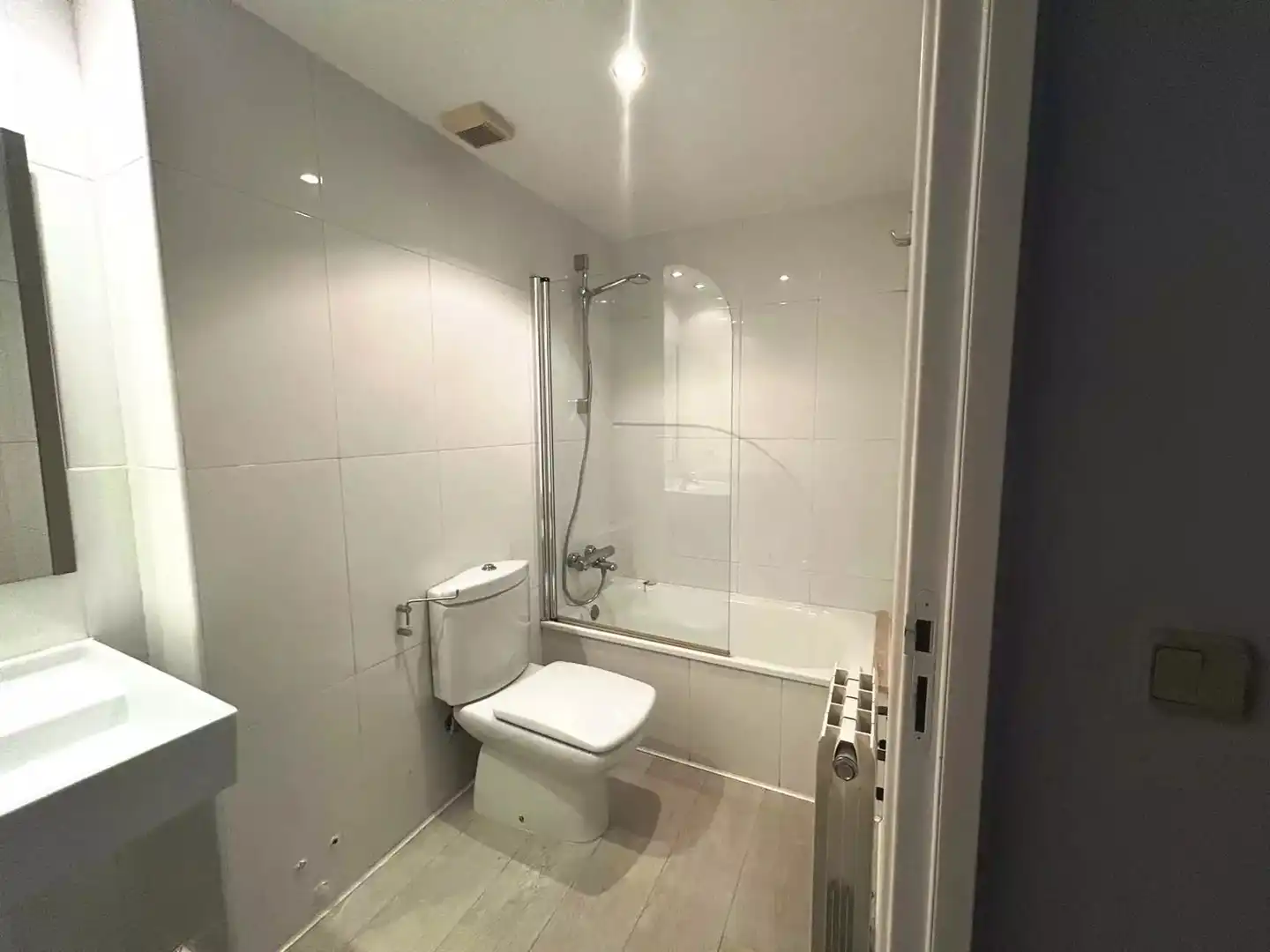 Badezimmer von Wohnung zur Miete in Girona mit Klimaanlage, Heizung und Parkett