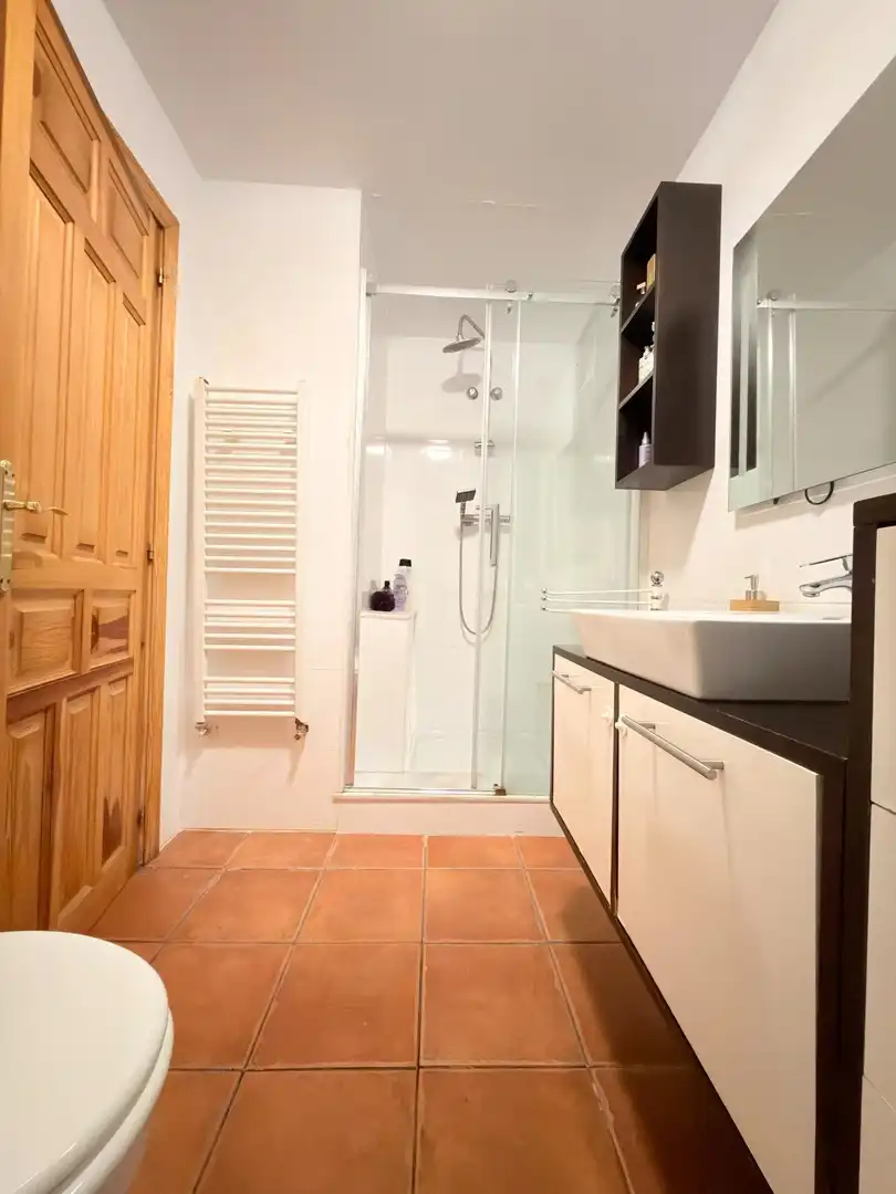 Badezimmer von Einfamilien-Reihenhaus zum Verkauf in Mutxamel mit Klimaanlage, Heizung und Terrasse