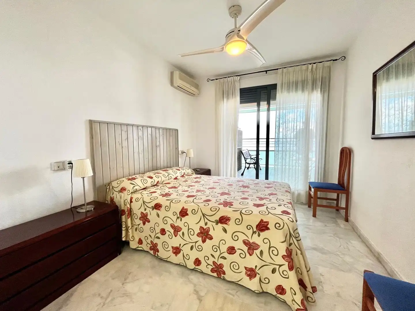 Dormitori de Apartament de lloguer en La Manga del Mar Menor amb Aire condicionat, Calefacció i Piscina