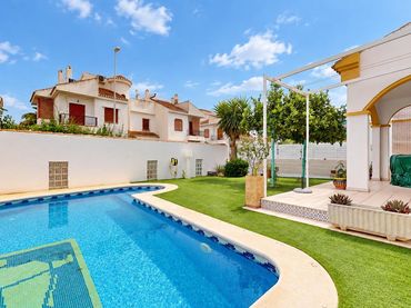 Villa mit Pool zum Verkauf in Calle del Río Seco