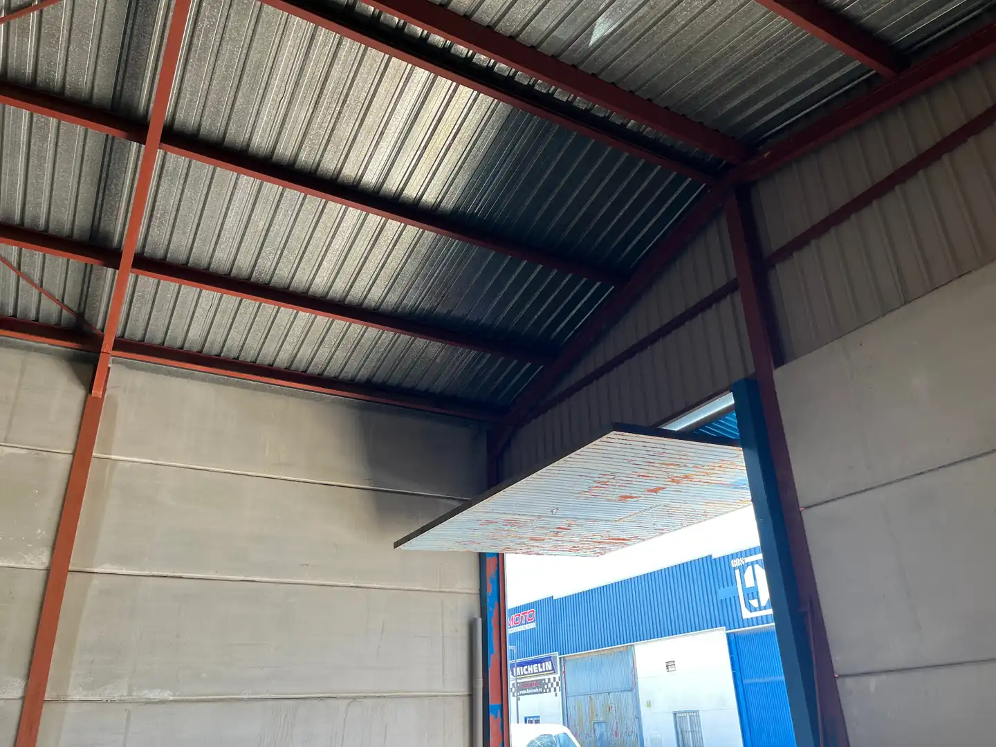 Vista exterior de Nau industrial en venda en Valencina de la Concepción