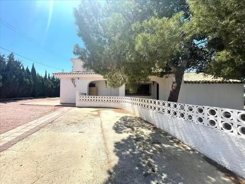 Villa con giardino in vendita a SALADAS 2135