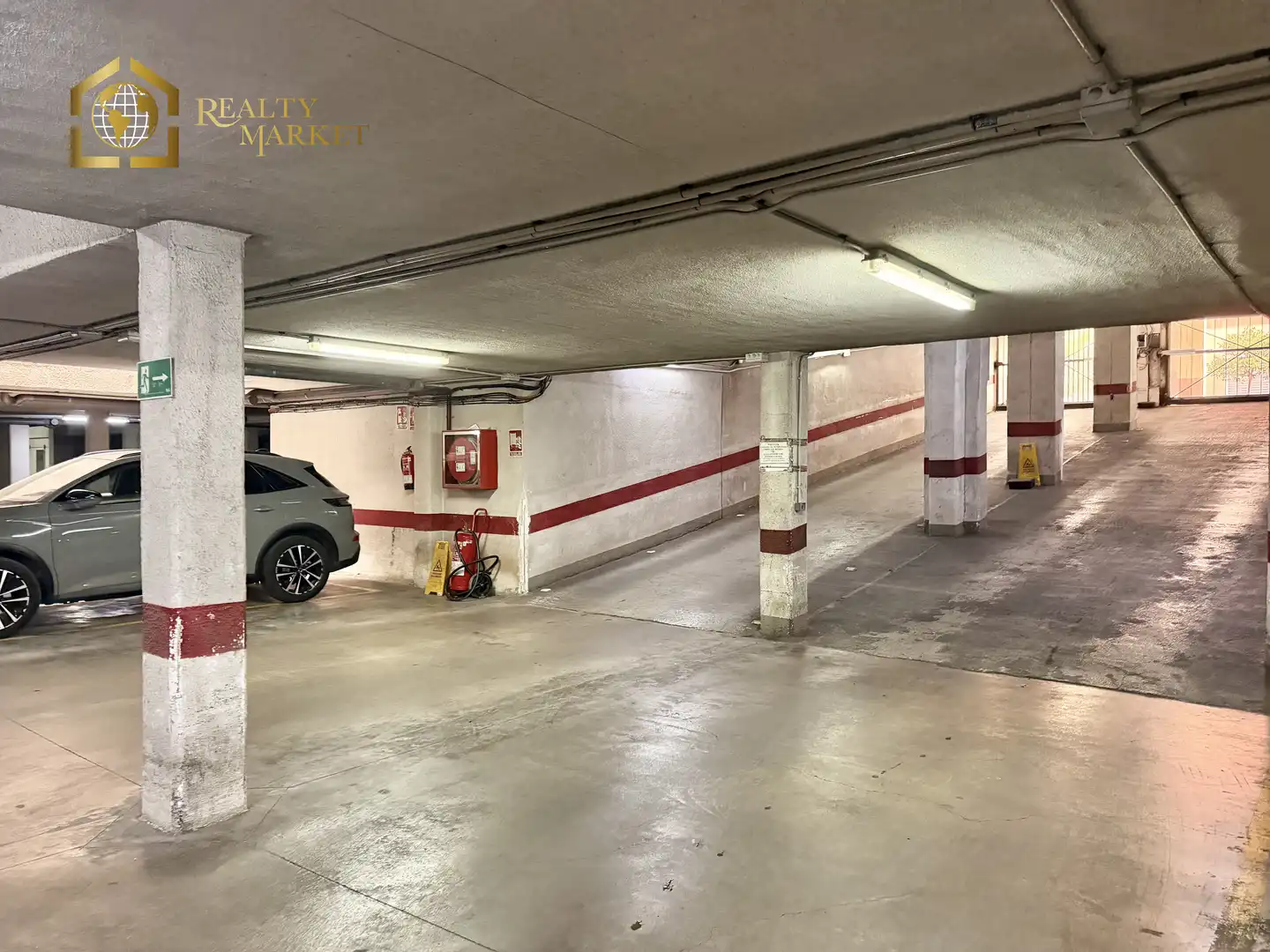 Parking of Flat for sale in Valencia  with Private garden, Furnished and Washing machine