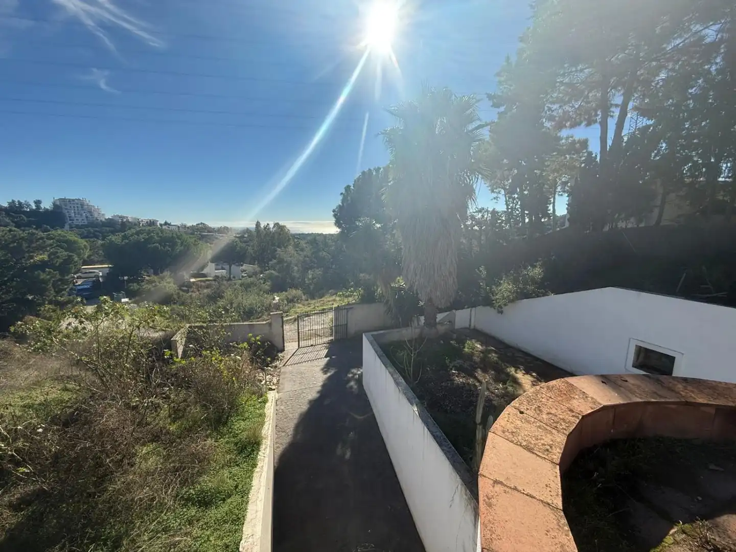 Vista exterior de Casa o xalet en venda en Estepona amb Calefacció, Jardí privat i Terrassa
