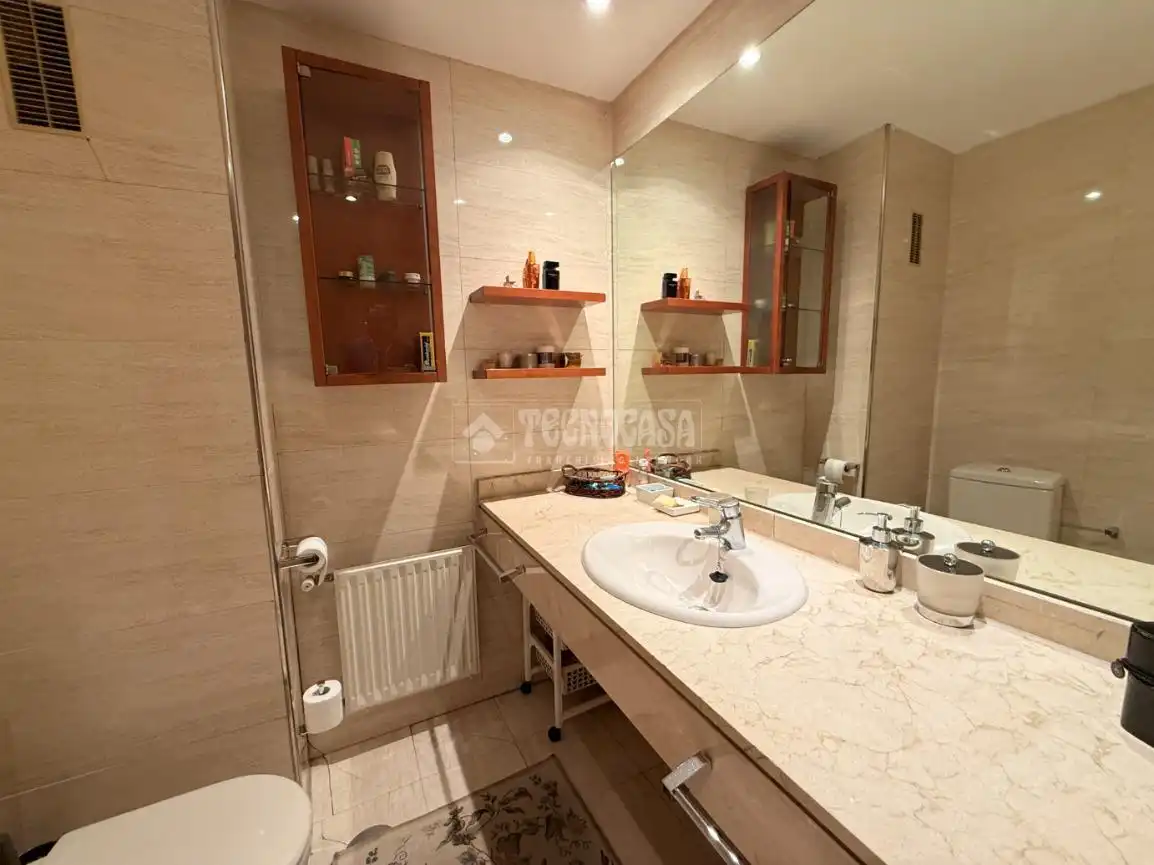 Bathroom of Flat for sale in Madrid  with Heating, Private garden and Parquet flooring