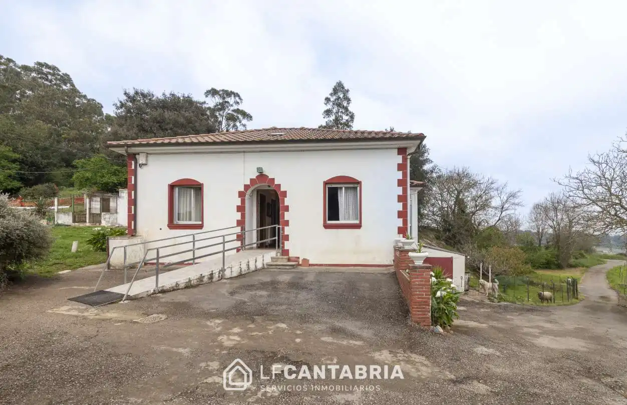 Vista exterior de Casa o chalet en venta en Camargo con Calefacción y Trastero