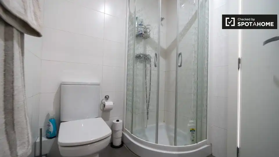 Bathroom of Flat for rent in Valencia  with Air Conditioner, Heating and Furnished