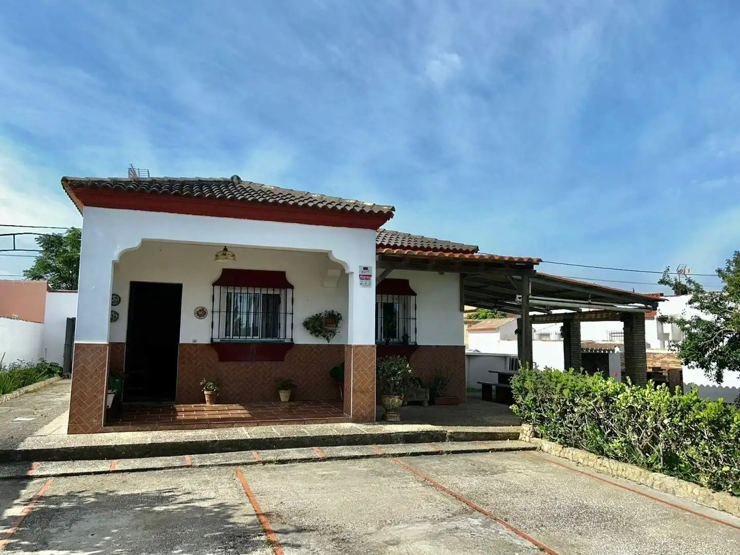 Außenansicht von Haus oder Chalet zum Verkauf in Chiclana de la Frontera mit Privatgarten, Terrasse und Abstellraum