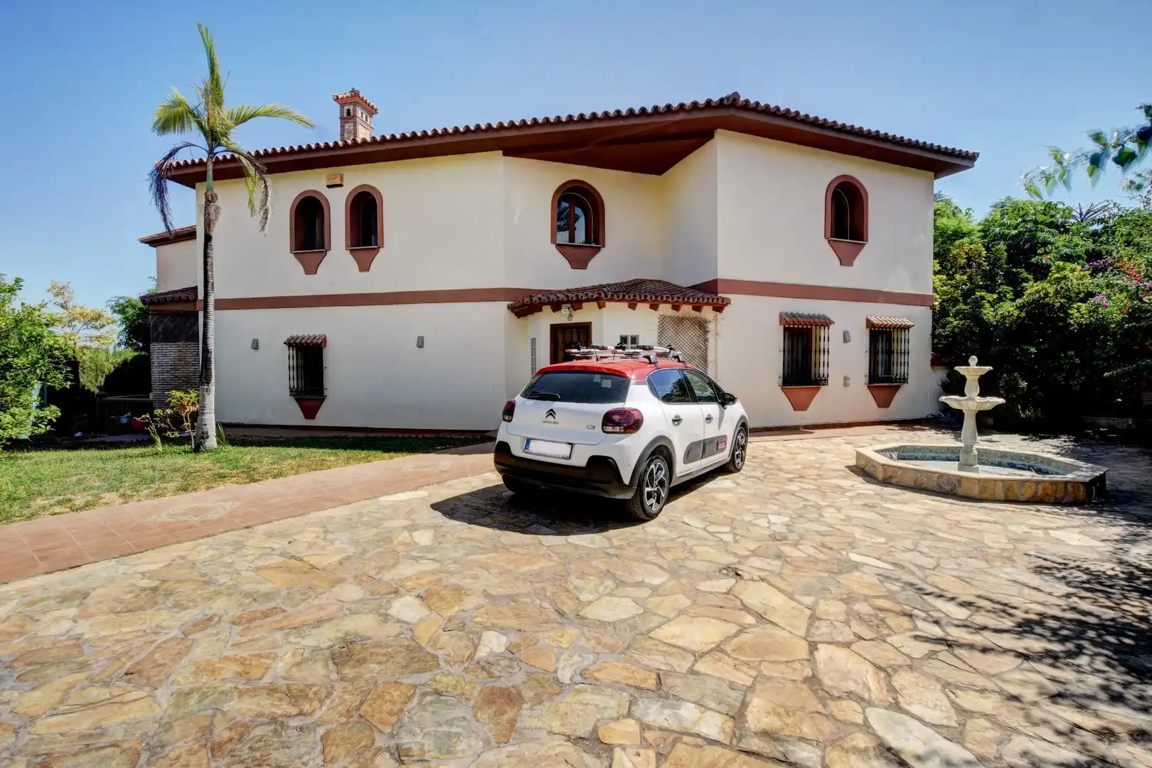 Vista exterior de Casa o xalet en venda en Benalmádena amb Aire condicionat, Calefacció i Jardí privat