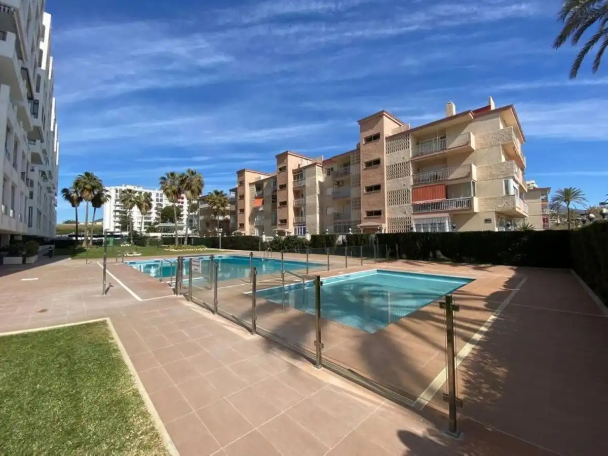 Schwimmbecken von Wohnungen zum Verkauf in Fuengirola mit Terrasse, Schwimmbad und Möbliert
