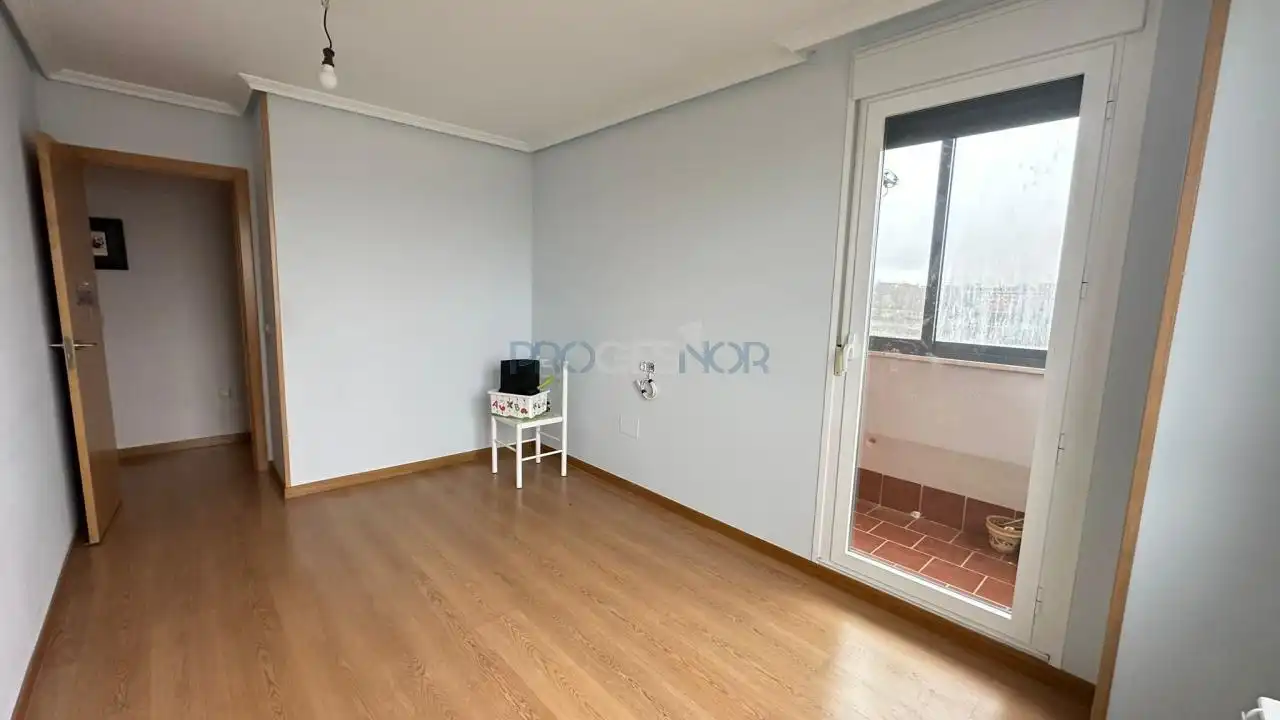 Sala d'estar de Pis en venda en León Capital  amb Calefacció, Parquet i Traster