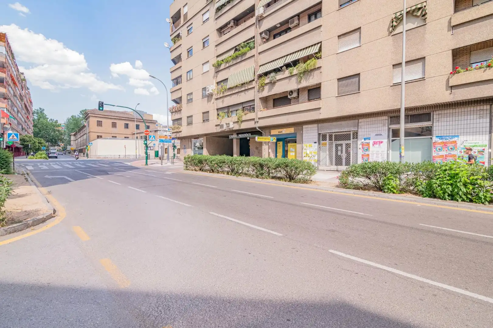 Vista exterior de Pis en venda en Granada amb Calefacció i Moblat
