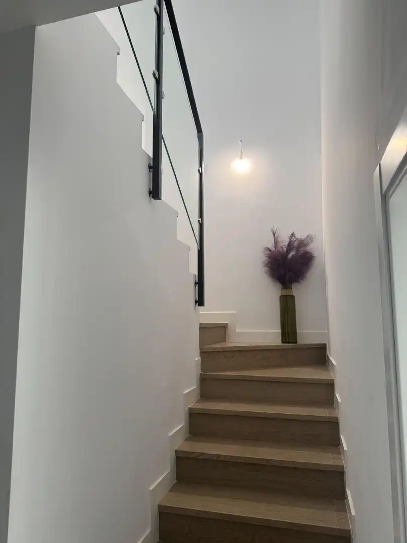 Casa adosada en venda en Dos Hermanas amb Aire condicionat, Calefacció i Jardí privat