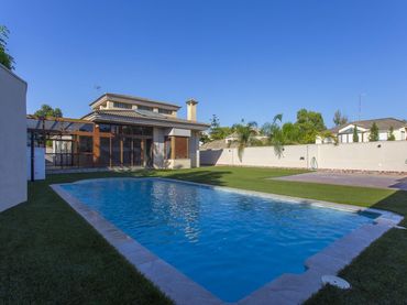 Xalet amb piscina en venda a Avenida - Divina Pastora - Plaza de Toros