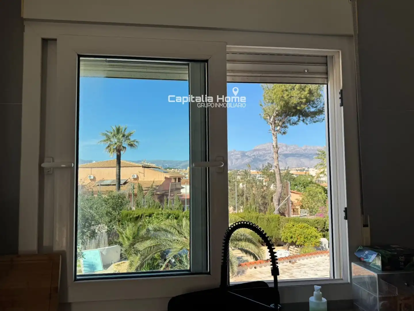 Vista exterior de Casa o xalet en venda en L'Alfàs del Pi amb Aire condicionat, Terrassa i Traster