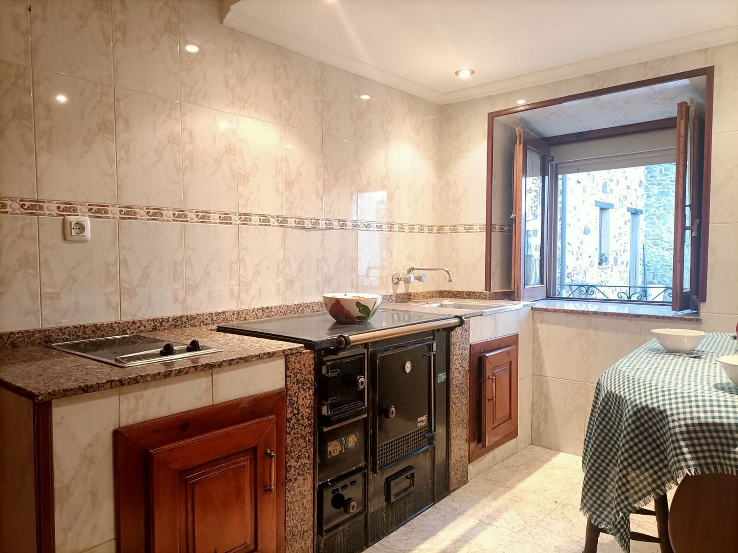 Cuina de Casa o xalet en venda en Siero amb Traster i Piscina