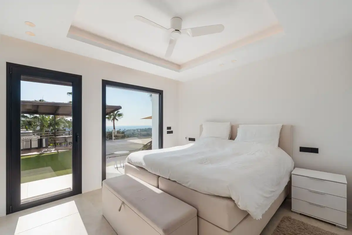 Dormitori de Casa o xalet en venda en Marbella amb Aire condicionat, Jardí privat i Terrassa