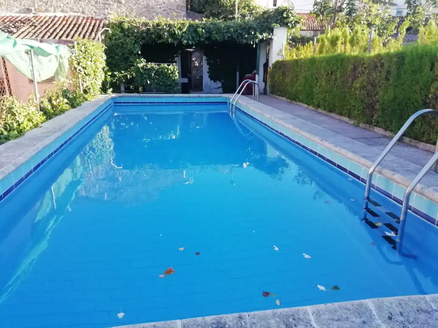Piscina de Casa adosada en venda en Cabezabellosa, Cáceres