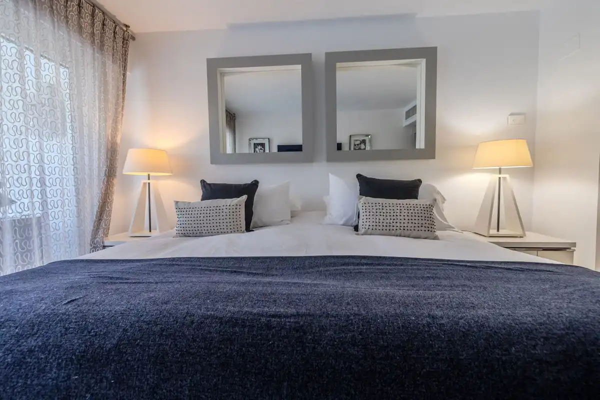 Schlafzimmer von Erdgeschoss zum Verkauf in Marbella mit Klimaanlage, Privatgarten und Terrasse