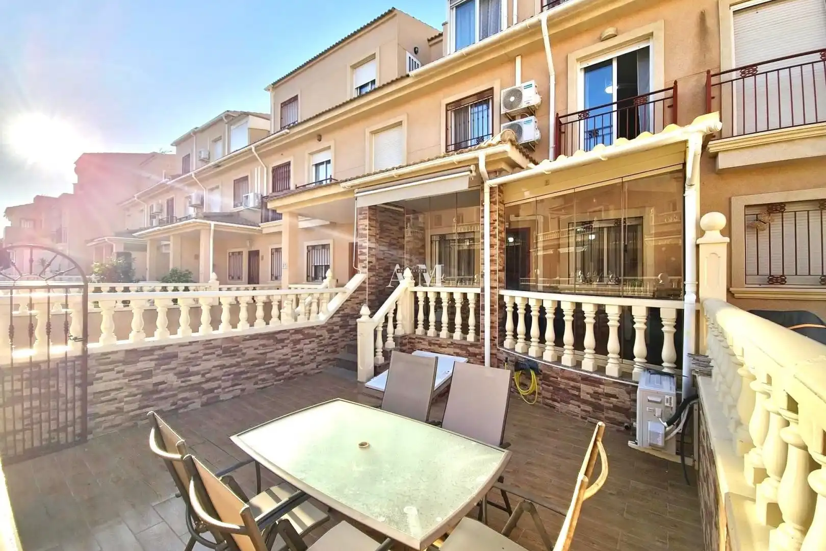 Terrasse von Einfamilien-Reihenhaus zum Verkauf in Orihuela mit Klimaanlage, Heizung und Privatgarten