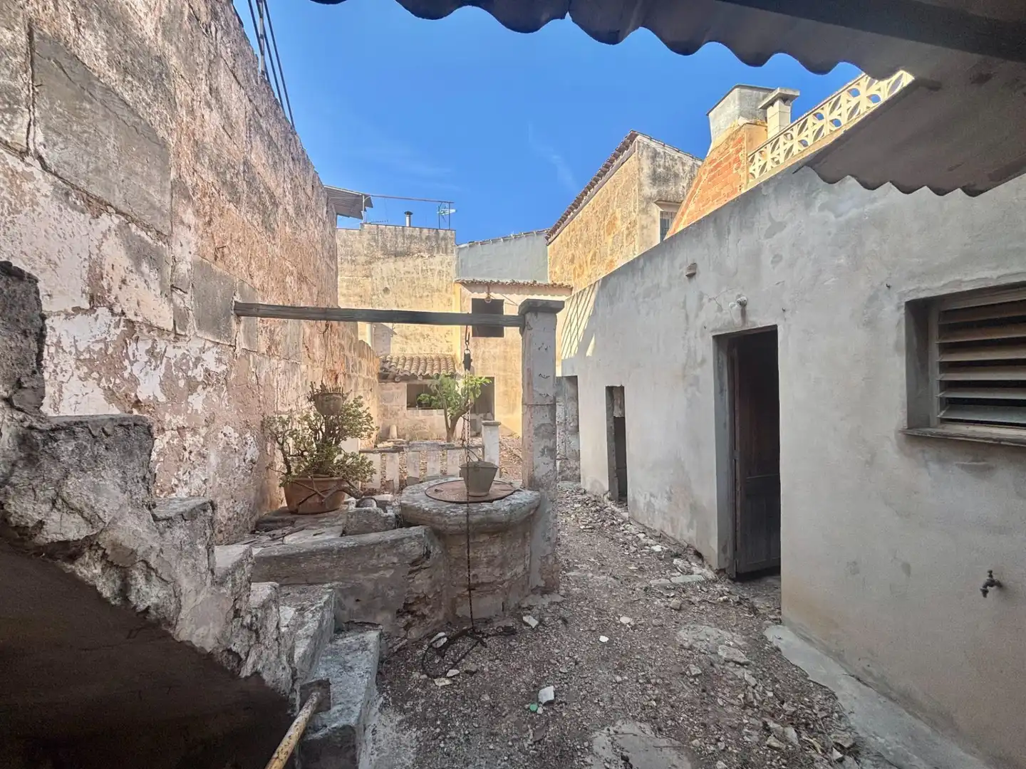 Außenansicht von Einfamilien-Reihenhaus zum Verkauf in Llucmajor mit Privatgarten und Balkon