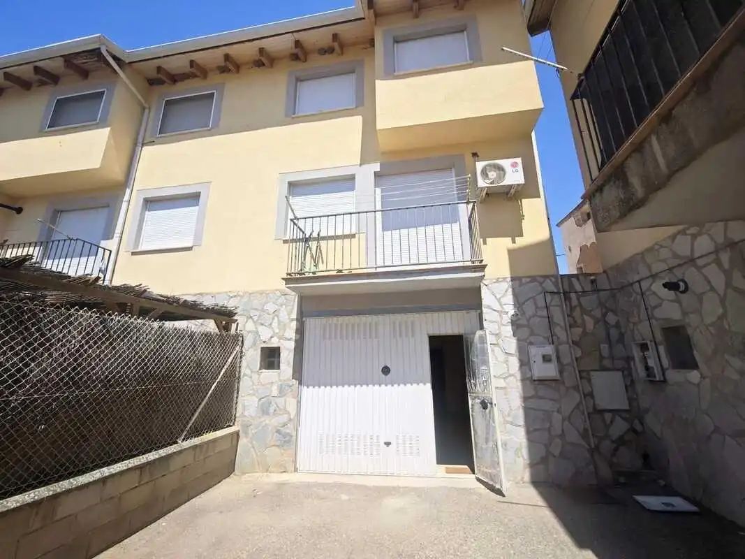 Vista exterior de Casa adosada en venta en Paracuellos de Jiloca con Aire acondicionado, Calefacción y Jardín privado