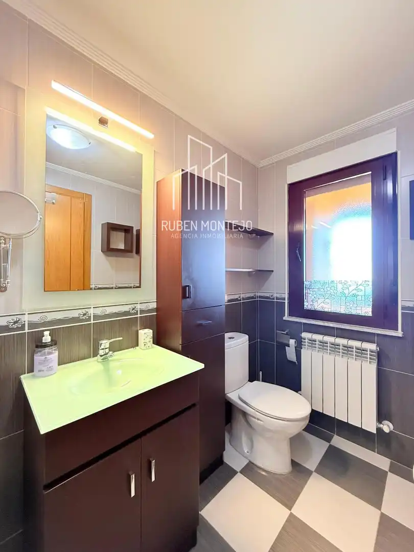 Baño de Casa adosada en venta en Galindo y Perahuy con Calefacción, Jardín privado y Terraza