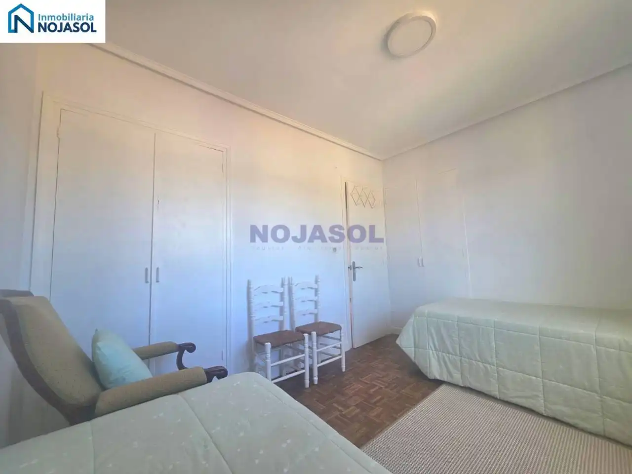 Habitación de Apartamento en venta en Laredo con Calefacción, Parquet y Terraza