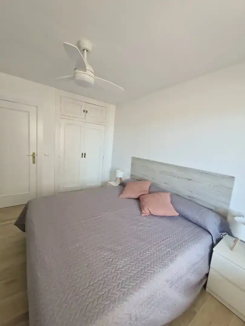 Dormitori de Apartament de lloguer en Cullera amb Piscina i Balcó