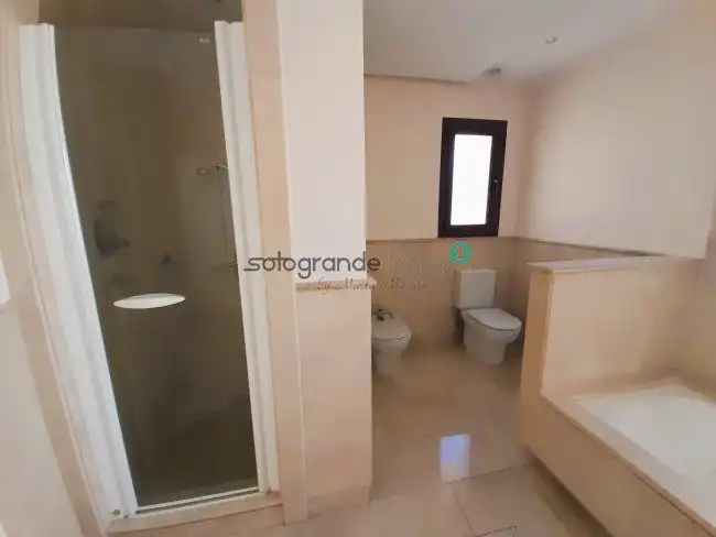 Bany de Apartament de lloguer en Sotogrande amb Aire condicionat, Calefacció i Terrassa