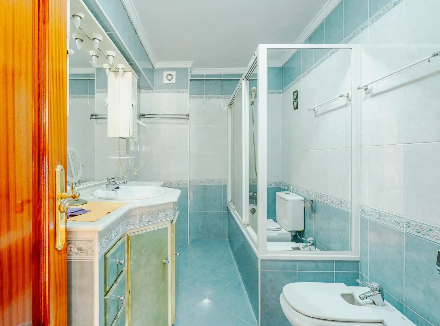 Badezimmer von Wohnungen zum Verkauf in Estepona mit Möbliert