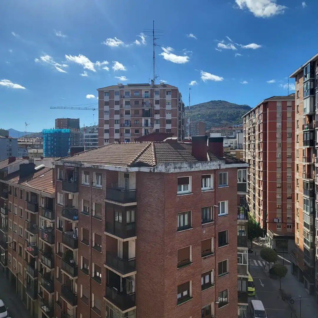 Vista exterior de Piso en venta en Basauri  con Calefacción, Terraza y Trastero