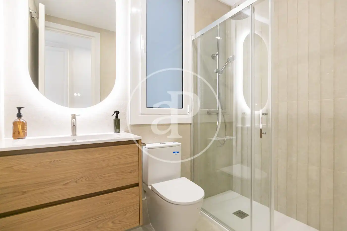 Badezimmer von Wohnung zum Verkauf in Barcelona mit Klimaanlage und Heizung