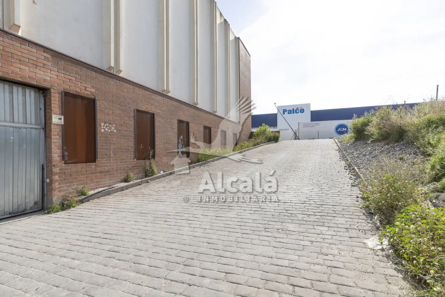 Vista exterior de Nave industrial en venta en Alcalá de Henares