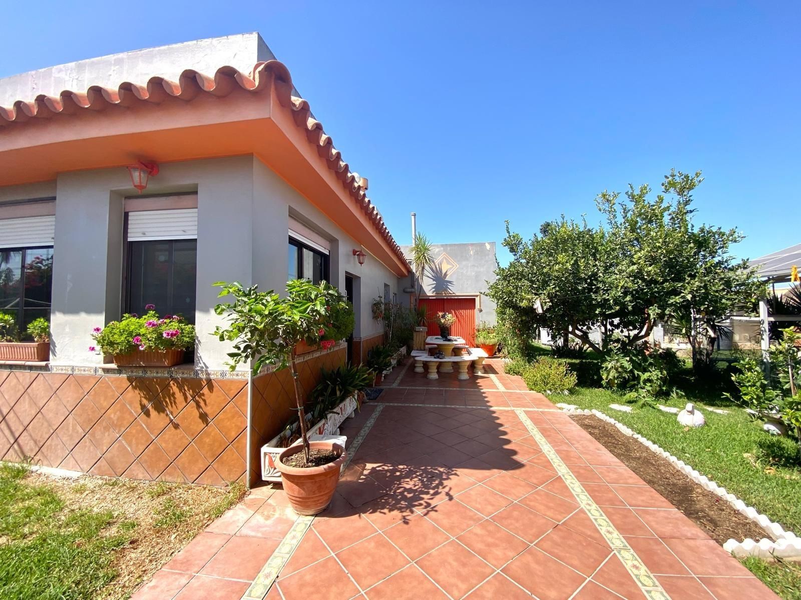 Vista exterior de Casa o xalet en venda en Chipiona amb Aire condicionat, Jardí privat i Terrassa