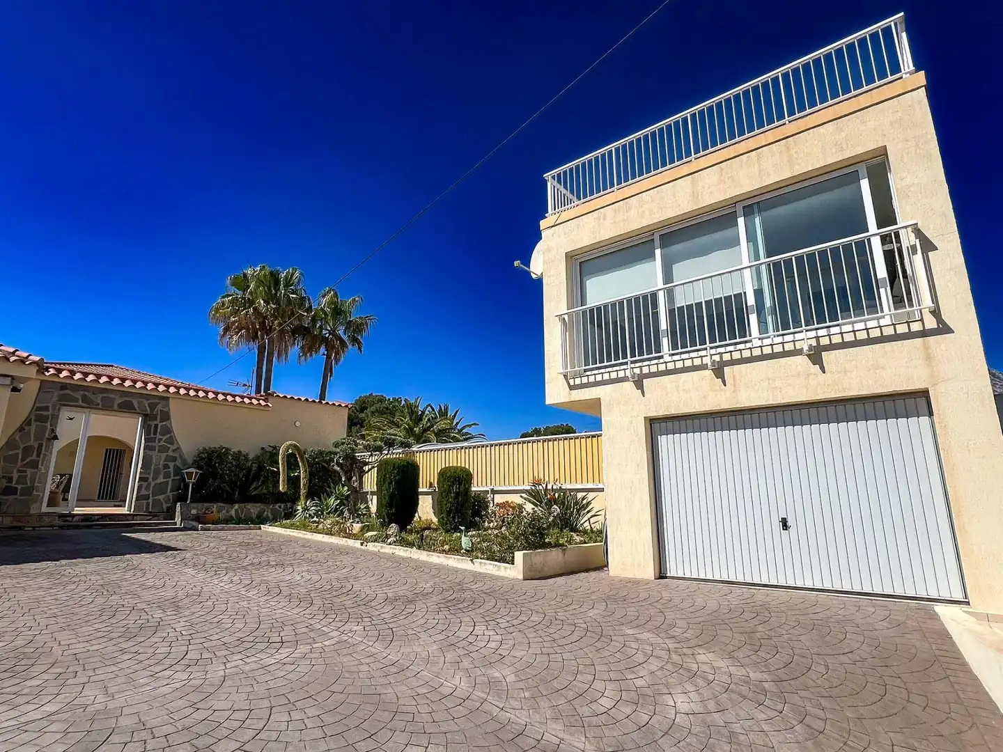 Vista exterior de Casa o chalet en venta en La Nucia con Aire acondicionado, Calefacción y Jardín privado