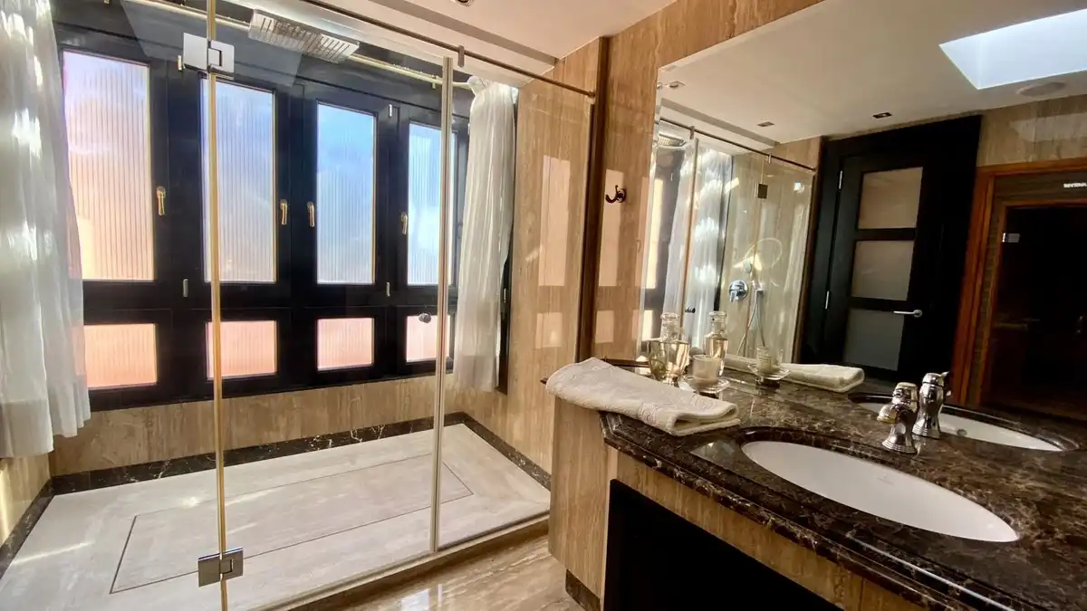 Baño de Ático en venta en Marbella con Aire acondicionado, Terraza y Sauna