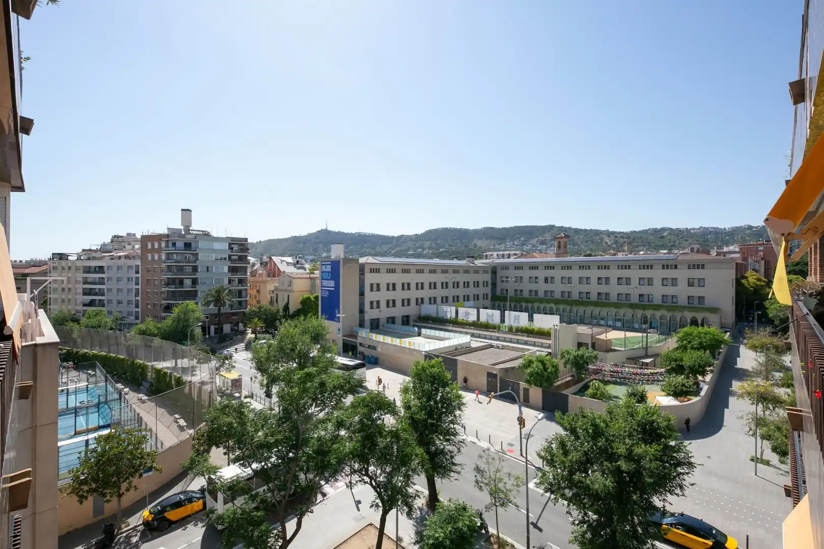 Vista exterior de Piso en venta en Barcelona con Calefacción, Parquet y Terraza