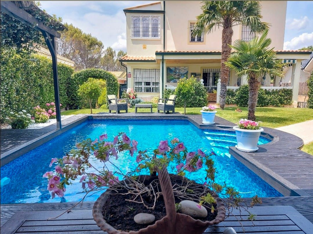 Swimming pool of House or chalet for sale in Villalbilla  with Private garden, Terrace and Storage room