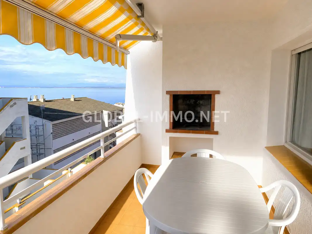 Terrasse von Wohnungen zum Verkauf in Roses mit Terrasse, Schwimmbad und Möbliert