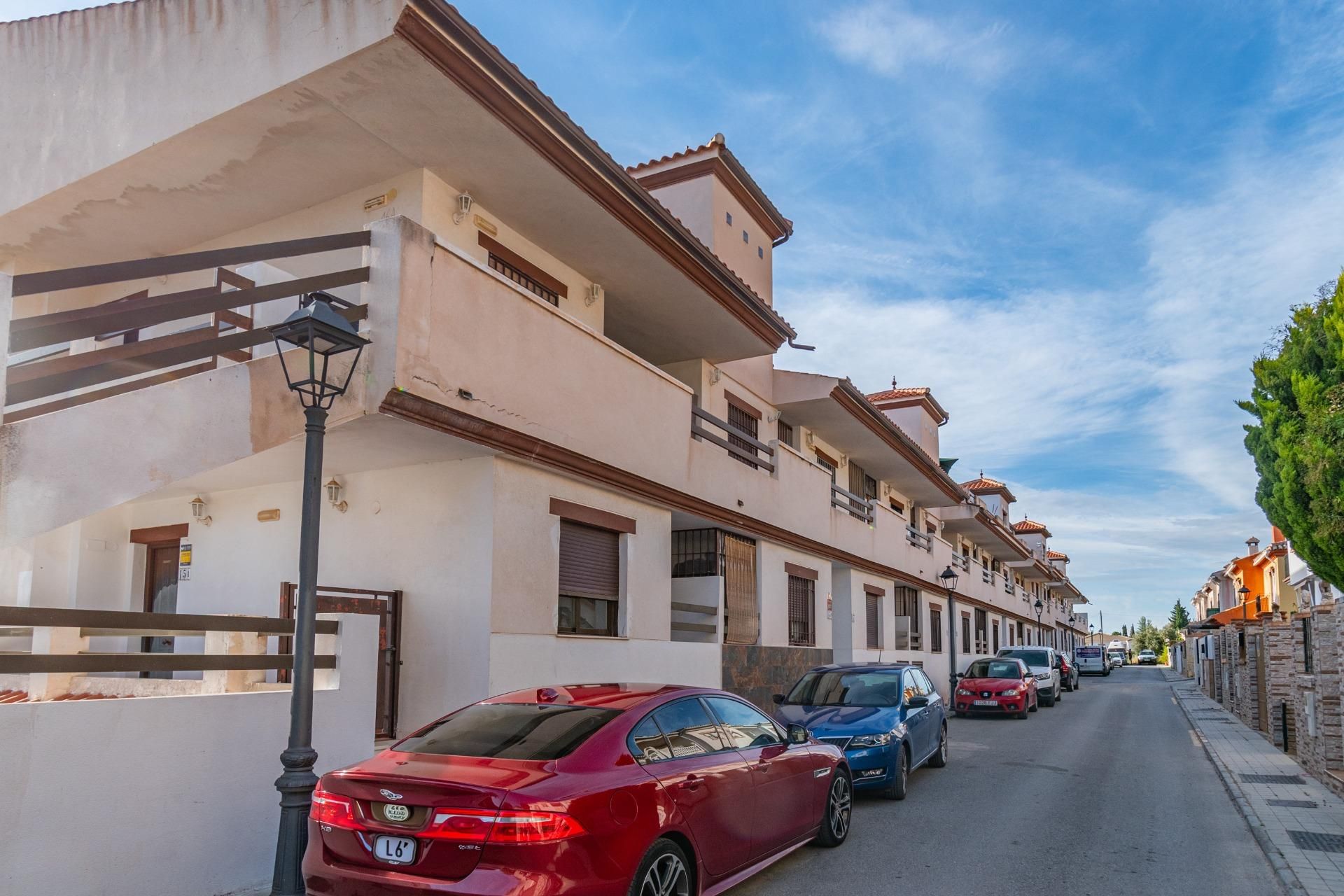 Vista exterior de Apartament en venda en Cogollos de la Vega amb Terrassa, Traster i Piscina comunitària