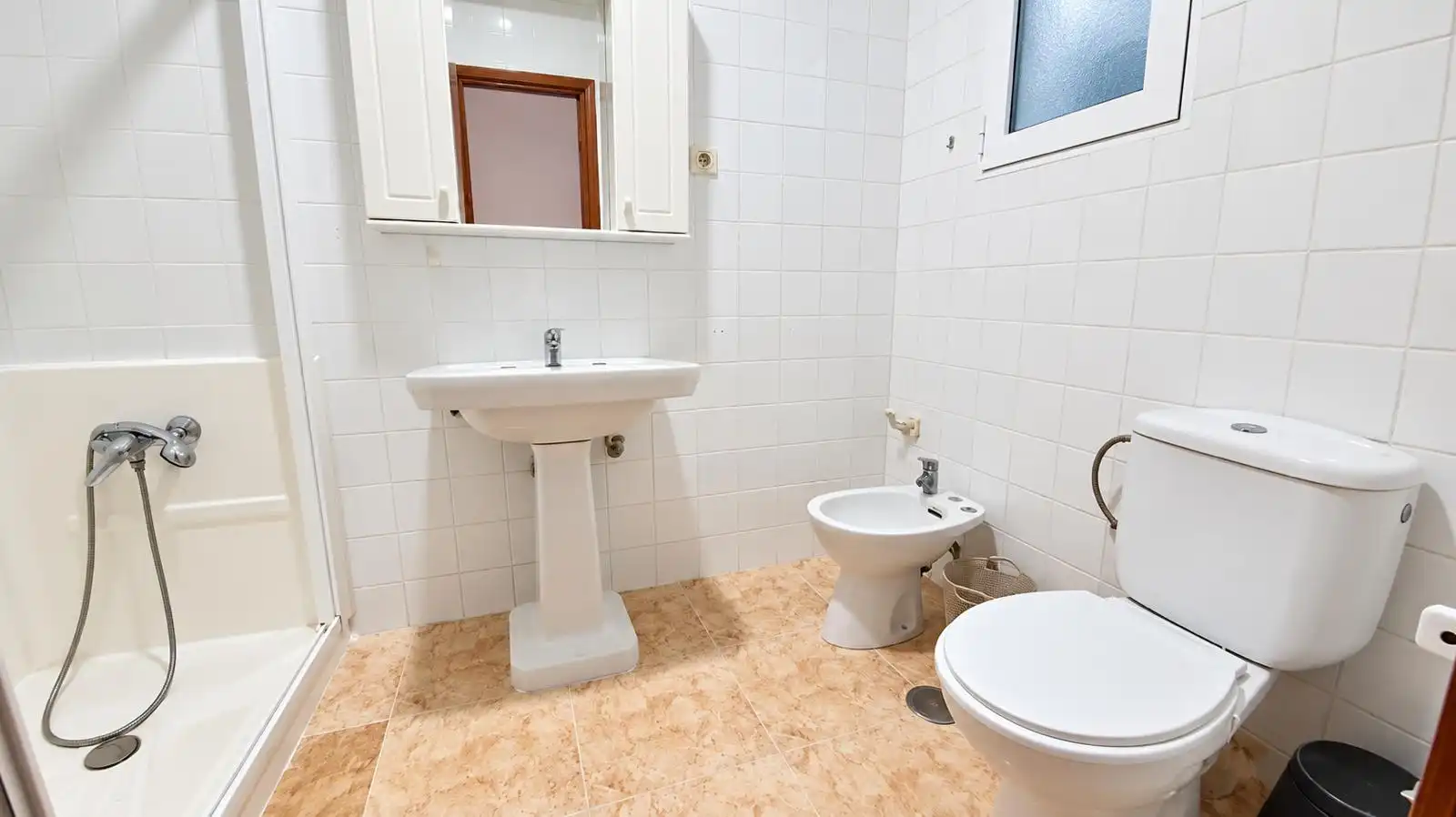 Baño de Piso en venta en Cartagena con Amueblado, Horno y Lavadora