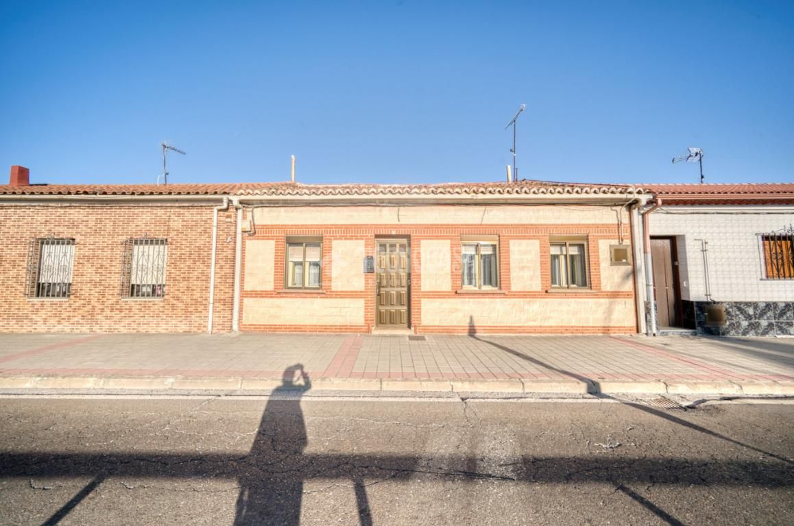 Exterior view of Single-family semi-detached for sale in Venta de Baños  with Heating and Storage room