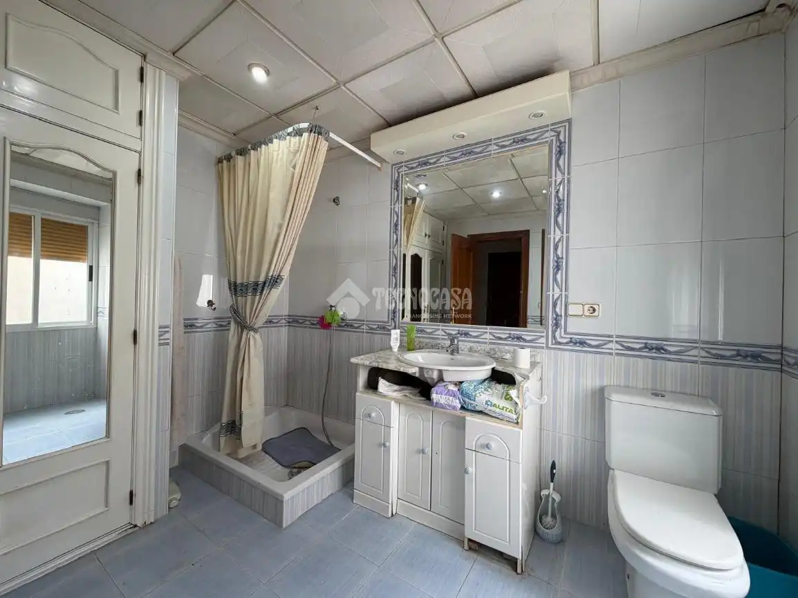 Badezimmer von Einfamilien-Reihenhaus zum Verkauf in Torredonjimeno mit Klimaanlage und Balkon