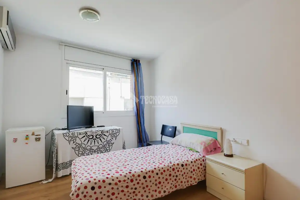 Habitación de Casa adosada en venta en Terrassa con Aire acondicionado, Terraza y Trastero